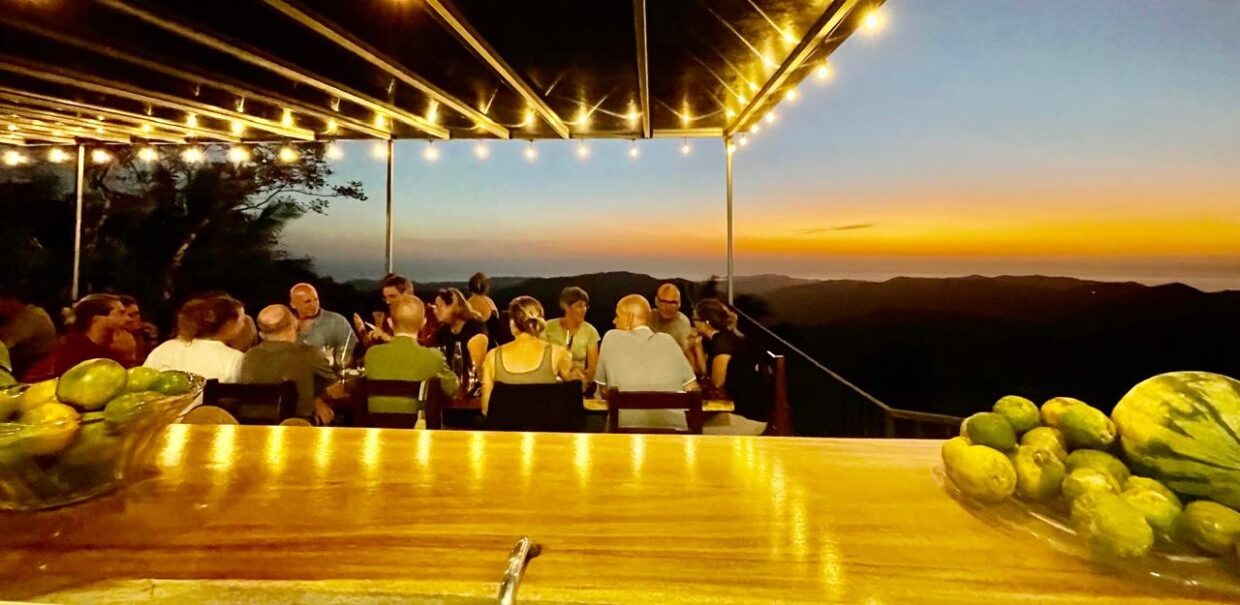Terraza de Sabor de la Montaña al atardecer
